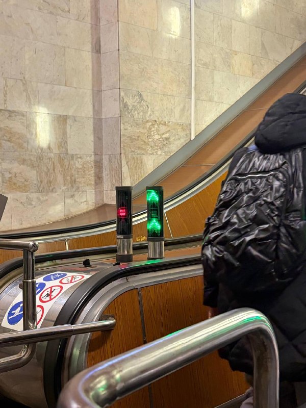 Иллюстрация к новости: В московском метро тестируют светофор для пассажиров