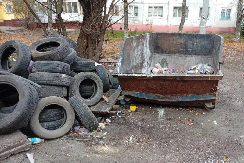 Иллюстрация к новости: На Полесской в Брянске контейнерную площадку завалили шинами